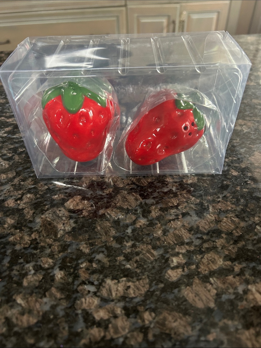 ASHLAND STRAWBERRY SALT & PEPPER SHAKER SET NWT